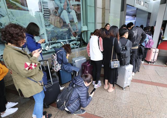 韩媒:中国游客回归 乐天免税店五一假期销售额增长45%